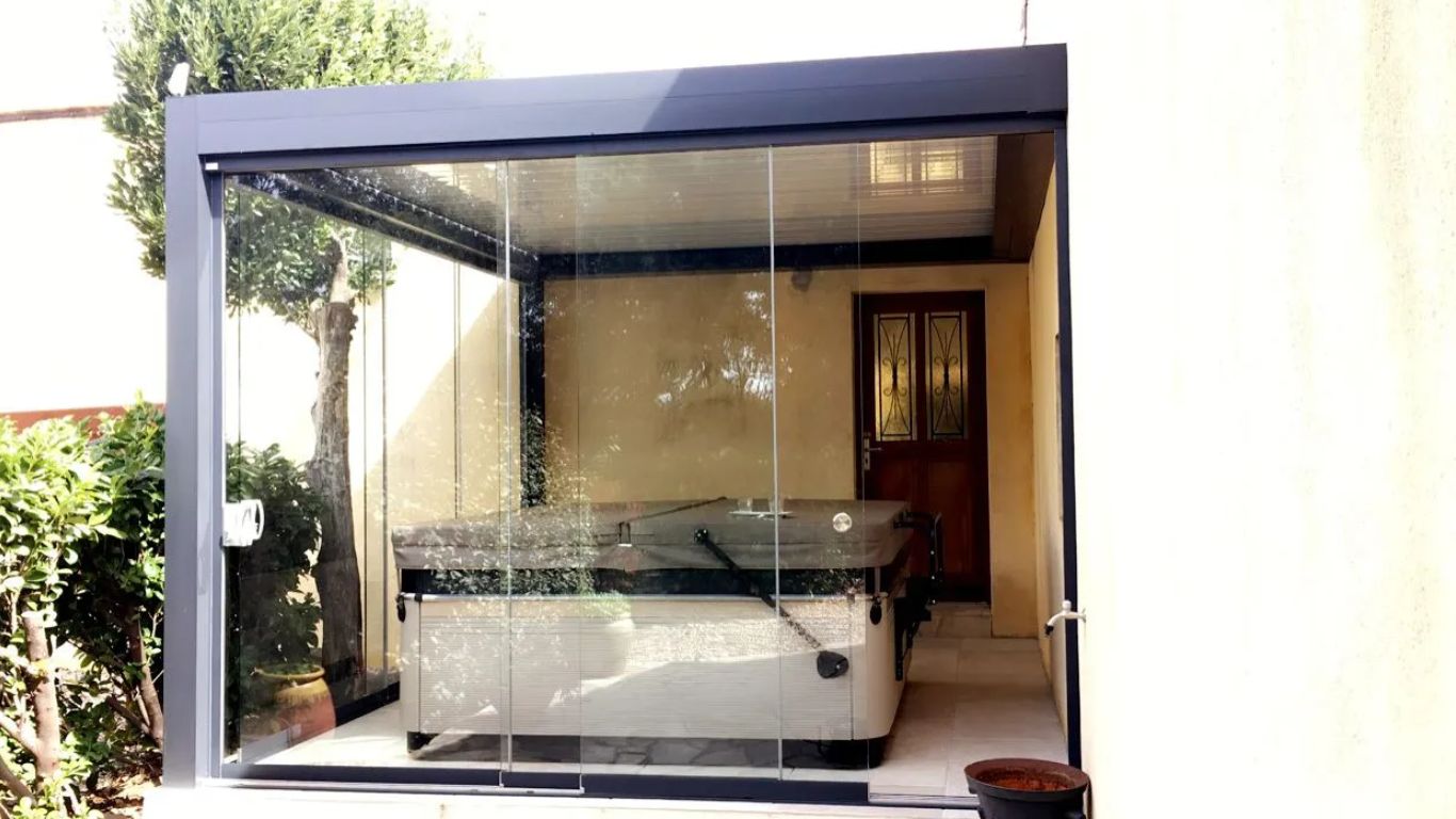 Pergola bioclimatique avec vitrage coulissant, alternative moderne à la véranda